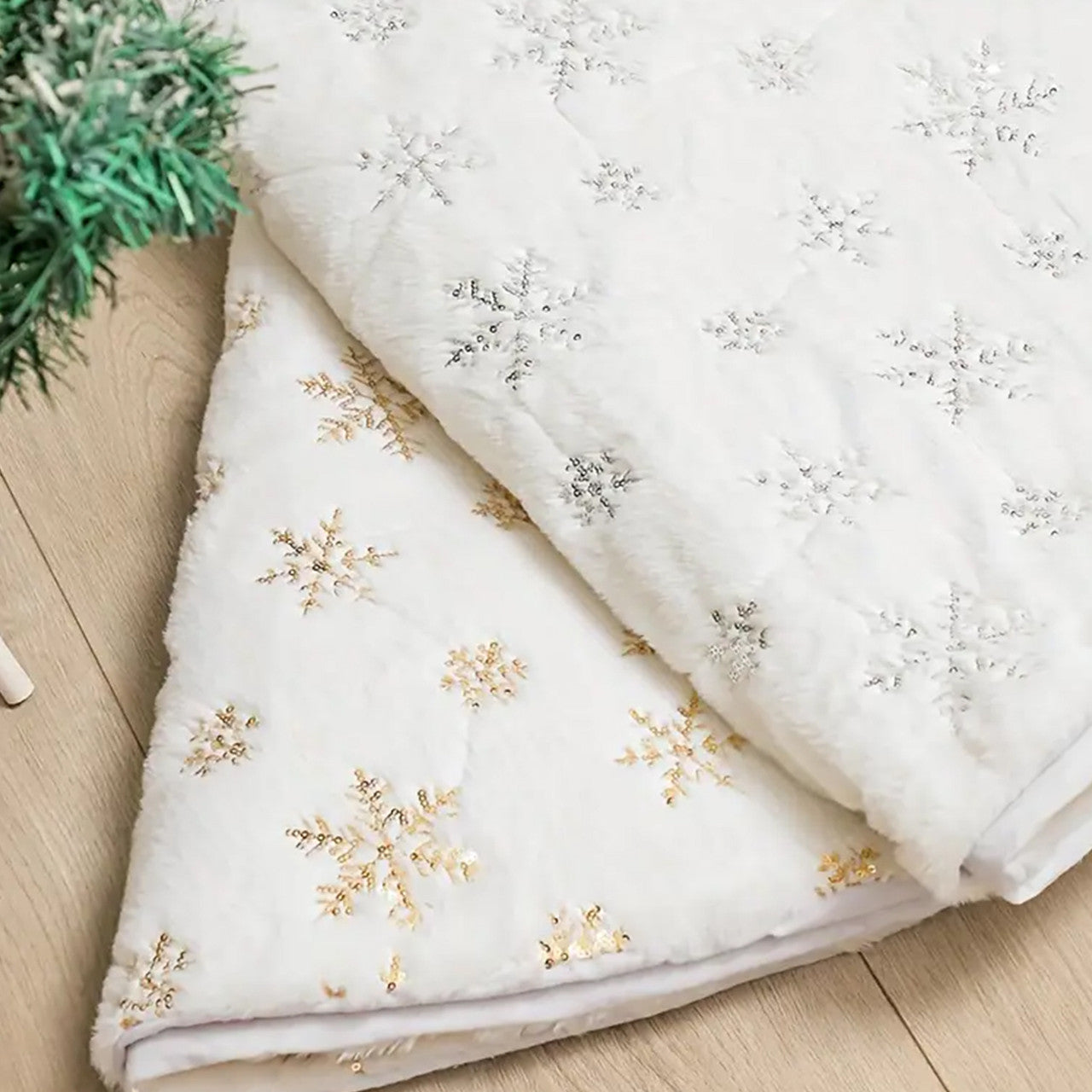 Christmas Tree Skirt - White With Gold Snowflakes